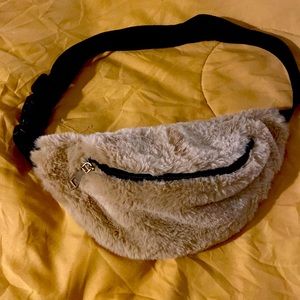 Fanny pack faux fur super cute can fit the smallest to the thickest waists.